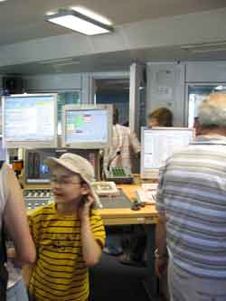 Im Studio von Bayern1: einige Teilnehmer stehen vor dem Bildschirm-Arbeitsplatz der Moderatoren. Technischer Hinweis: In der Bildmitte befindet sich ein Hotspot. Wenn Sie darauf klicken, wird das bild vergrößert dargestellt. 