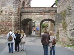 auf dem Rückweg in den Ort bei der Außenmauer der Burg