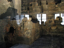 der Ochsenschacht mit den Fenstern zum Burg-Inenhof