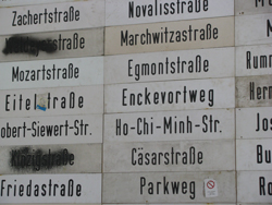die Wand mit den alten Osterliner Straßenschildern - Detail