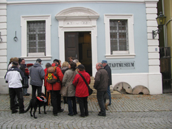 dieGruppe vor dem Eingang zzum Stadtmuseum