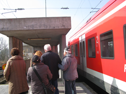 die Grupe am Bahnsteig; im Hintergrund der Zug