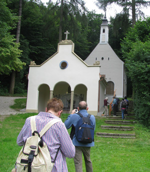 Kapelle Sankt Ullrich, die Gruppe geht die Treppe zur Kapelle hoch