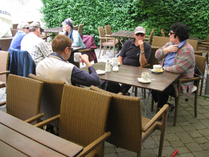die Gruppe bei Kaffee und Kuchen in einem Gartenlikal in Utting