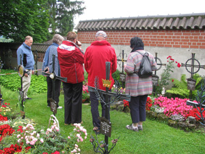 Wir besichtigen Gräber auf dem Klosterfriedhof