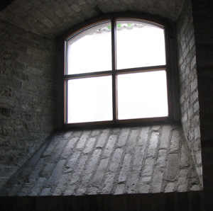 an der Fensterluke der Kirche zeigt sich, wie dick die Mauern sind.