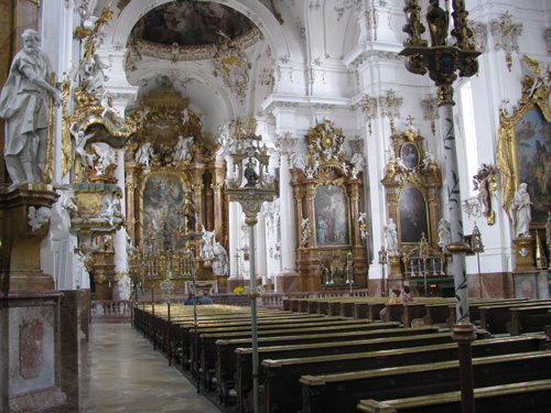 Blick durch das Kirchenschiff Richtung Altar