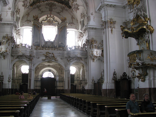 Blick durch das Kirchenschiff Richtung Ausgang, oberhalb des Ausgangs die Orgel