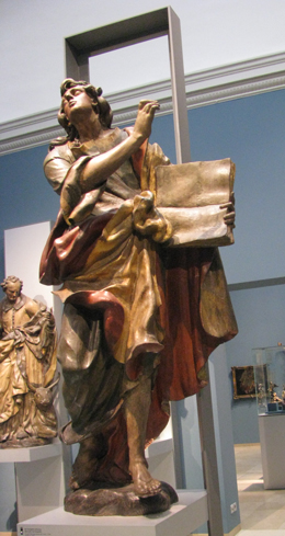 die Statue des Evangelisten Johannes von vorne