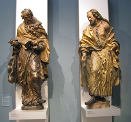 die Statuen von Paulus und Lukas
