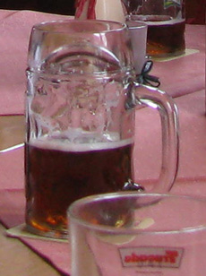 ein halbvolles Glas steht auf dem Tisch